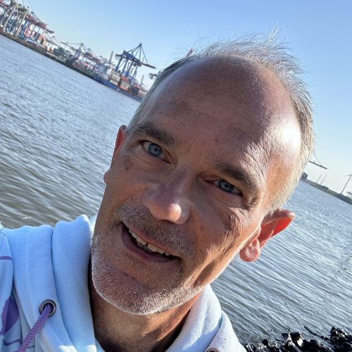 Dr. Ralf Clasen mit Meer im Hintergrund